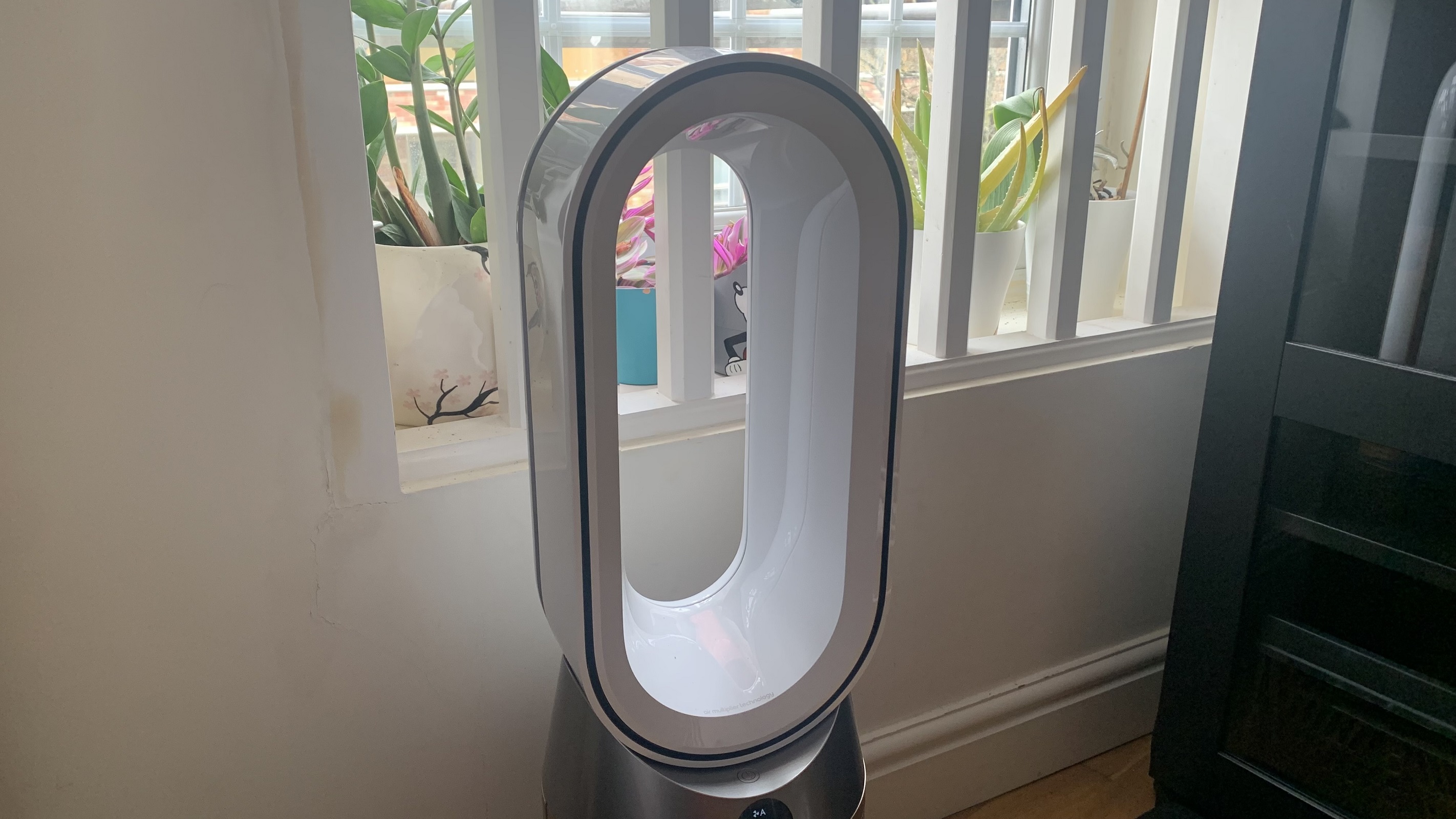 dyson hot+cool has a bladeless fan design