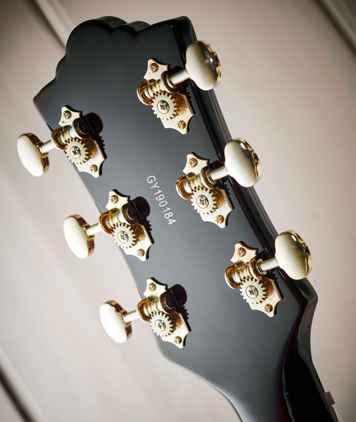 The tuners are branded with the Guild logo and feature &lsquo;butterbean&rsquo; buttons.