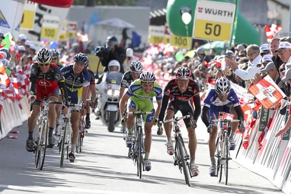 Rigoberto Uran (Caisse d'Epargne) leads the chasers in.