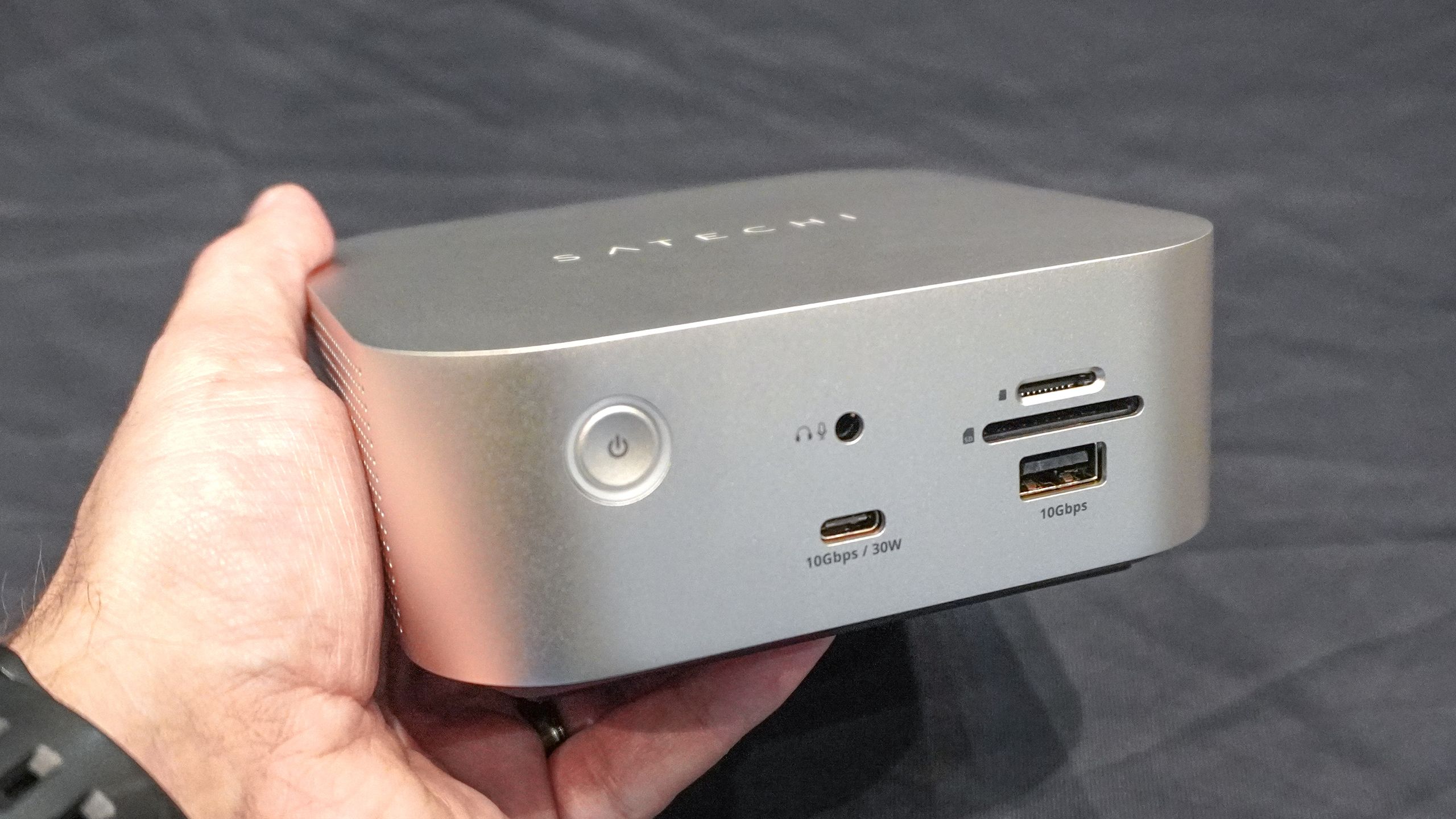 من Thunderbolt 5 CubeDock جدید ساتیچی را در نمایشگاه CES دیدم و احساس کردم یک مک مینی M4 در دست دارم.
