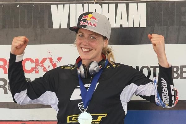 Rachel Atherton (GT Factory Team) flexes her muscles.