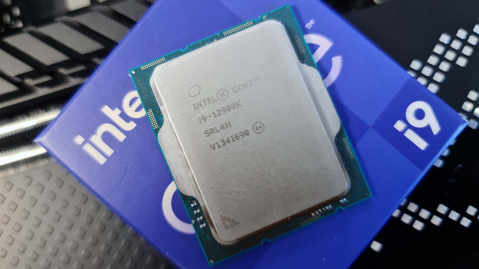 Intel Core i9 12900K up-close images with the chip exposed