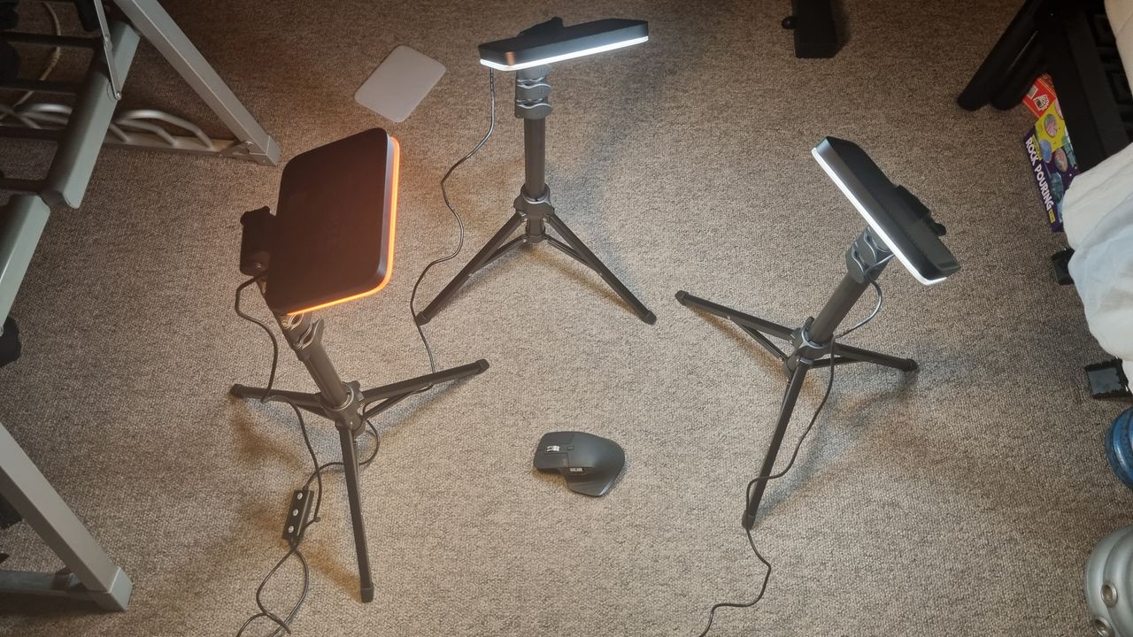 A mouse surrounded by Neewer Basics lights