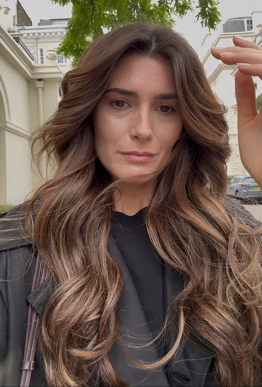 Eleanors Haar nach der Balayage-Haarfarbe „Raffia Bronde“