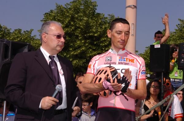 Marco Pinotti with the Giro's organiser