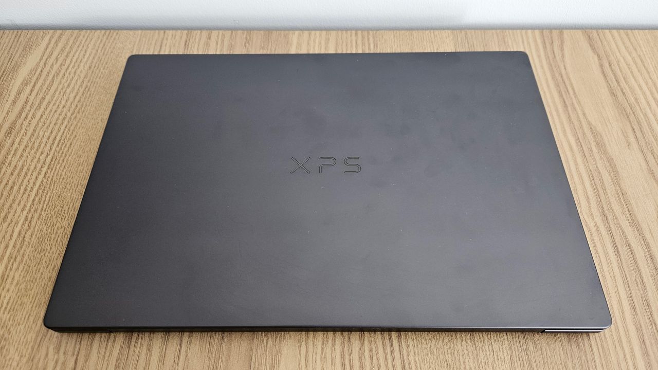 The XPS 14 (2026) on a desk