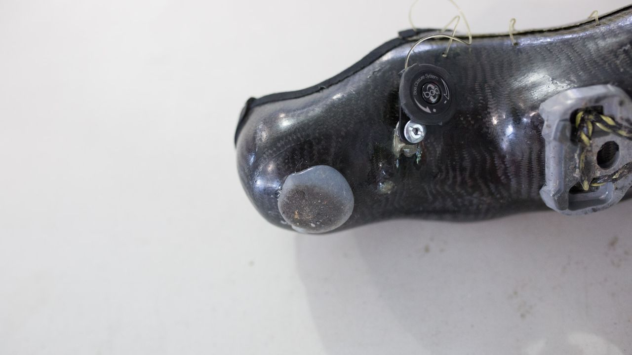 The custom carbon kicks only use a single Boa dial mounted under the arch of the foot