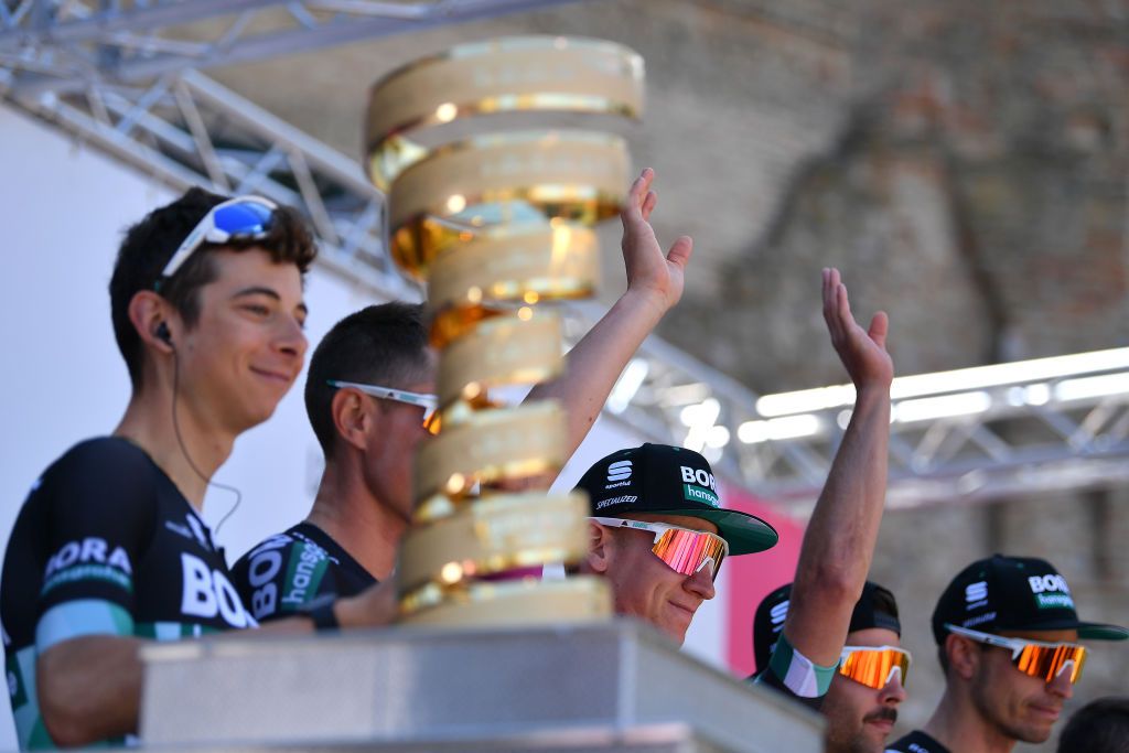 Davide Formolo (Bora-Hansgrohe) and the Giro d'Italia trophy at the start of stage 7