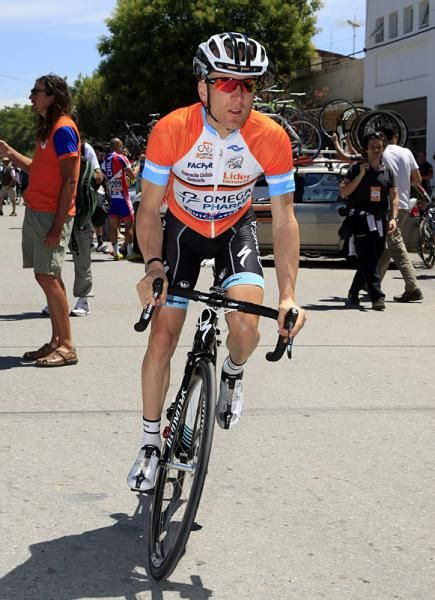 Levi Leipheimer in the leaders' jersey before the start of stage 5