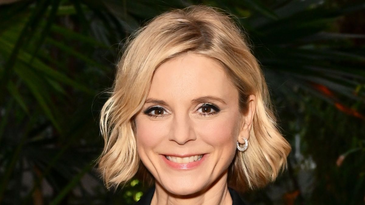 Un pansement dopaminergique à la rescousse ! Le pull rose d'Emilia Fox est la solution style pour égayer le mois de janvier glacial