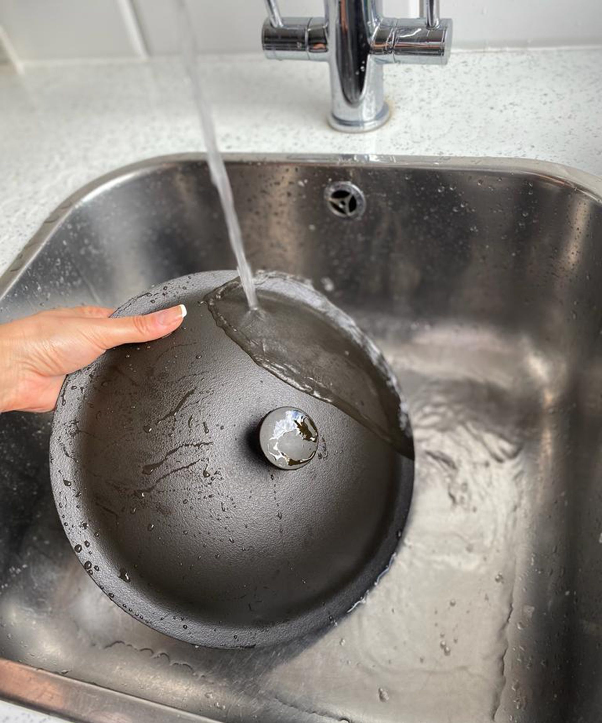 Christina Chrysostomou membilas tutup panci dari Our Place Always