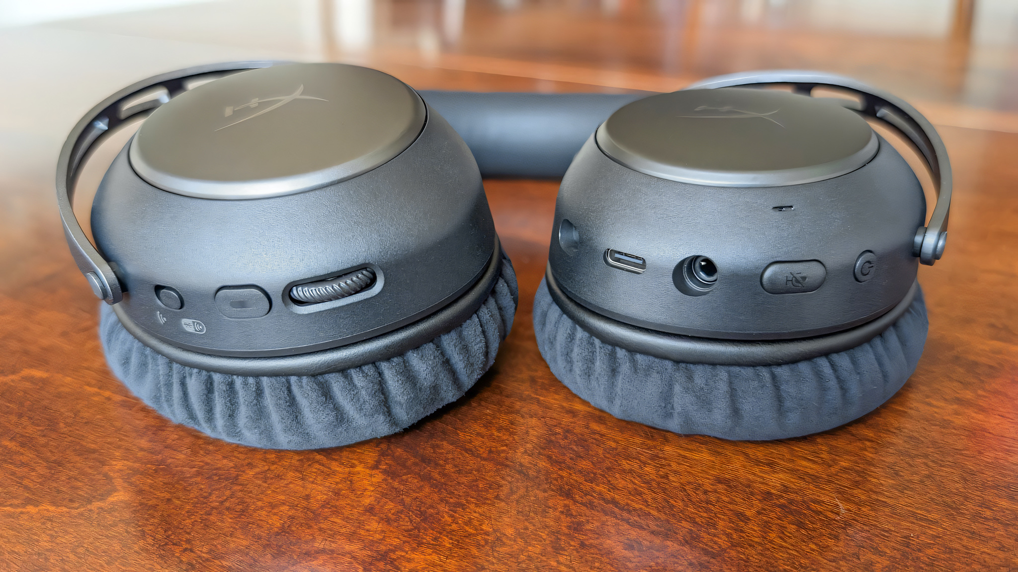 Closeup of the bottuns on the bottom of the HyperX Cloud Alpha 2 Wireless gaming headset.
