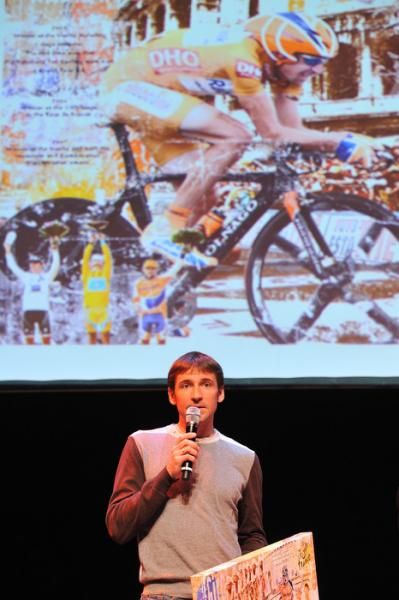 Denis Menchov says thanks and goodbye under an image of the painting the team gave him