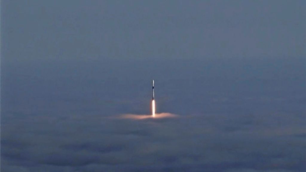 Out of the Fog: Amazing SpaceX Launch Photos of Canada's Radarsat ...