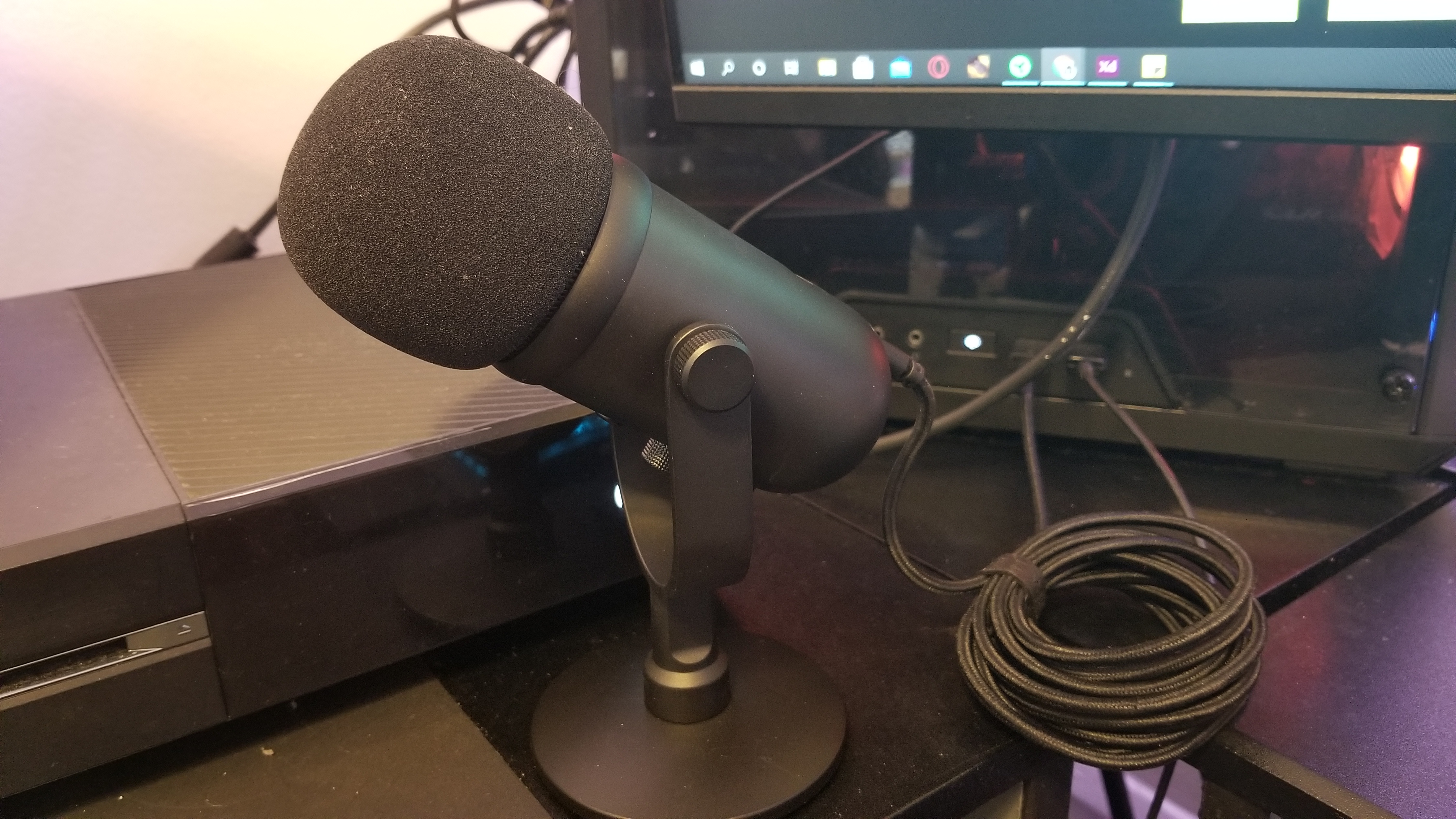 Razer Seiren V2 X USB Microphone with Broadcast Arm and Pop Filter Kit