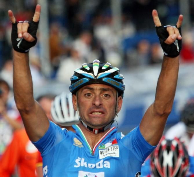 2007 Worlds: Paolo Bettini (Italy) wins the world championship in Stuttgart, Germany, for back-to-back world titles