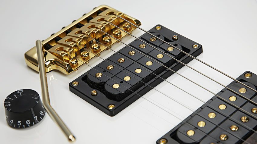 Nestled away in the body are the usual SE HFS and Vintage Bass pickups
