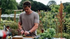 Chris Hemsworth Centr health and fitness app workout plan diet plan bulking
