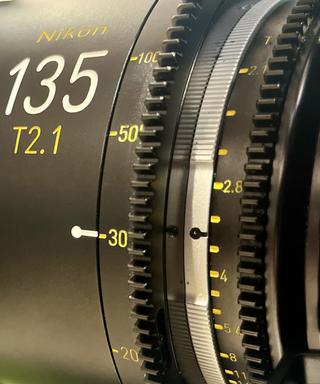 A lens adjusted to a f/2.8–f/4 split