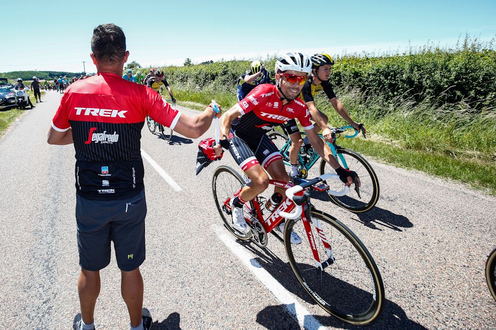 Andre Cardoso (Trek-Segafredo) gets a feed