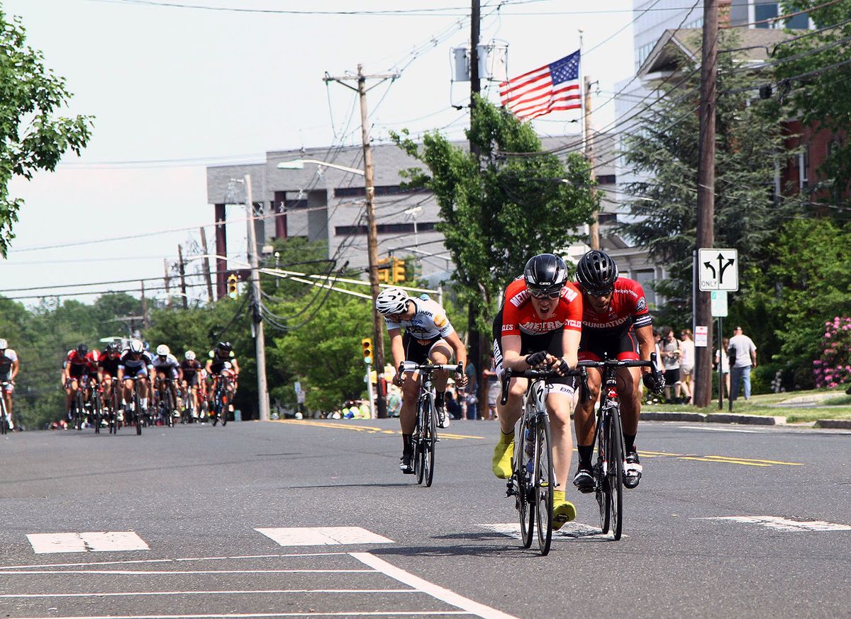 Several riders roll the dice and hope they can stay away.