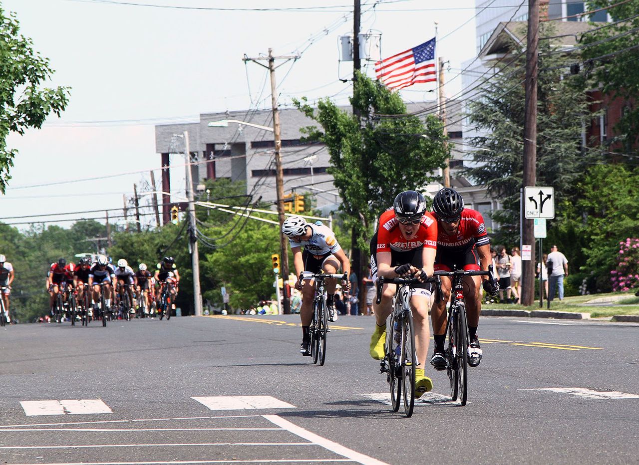 Several riders roll the dice and hope they can stay away.