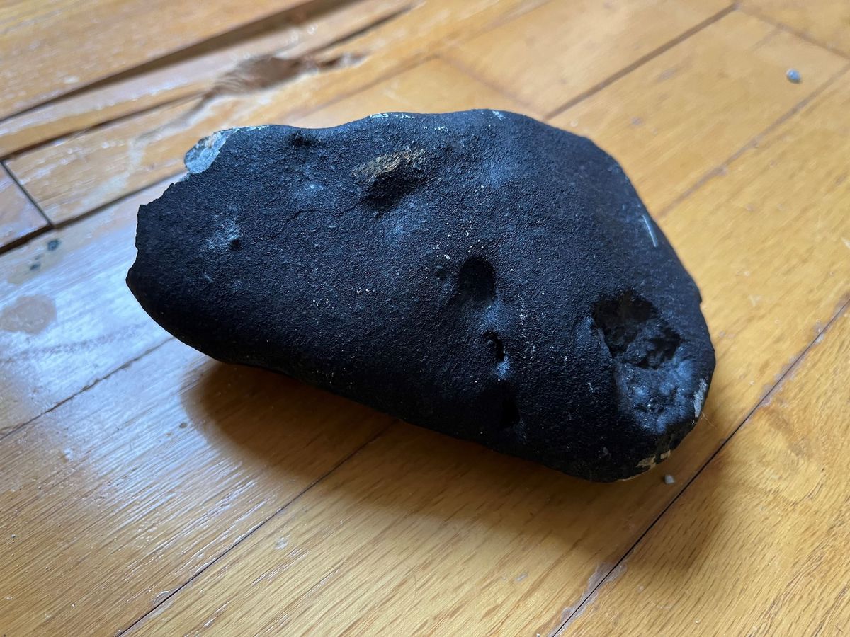 Batu yang menghantam rumah New Jersey pada hari Senin memastikannya sebagai meteorit