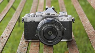 La Nikon Z fc, una de las mejores cámaras para viajar, en un banco del parque