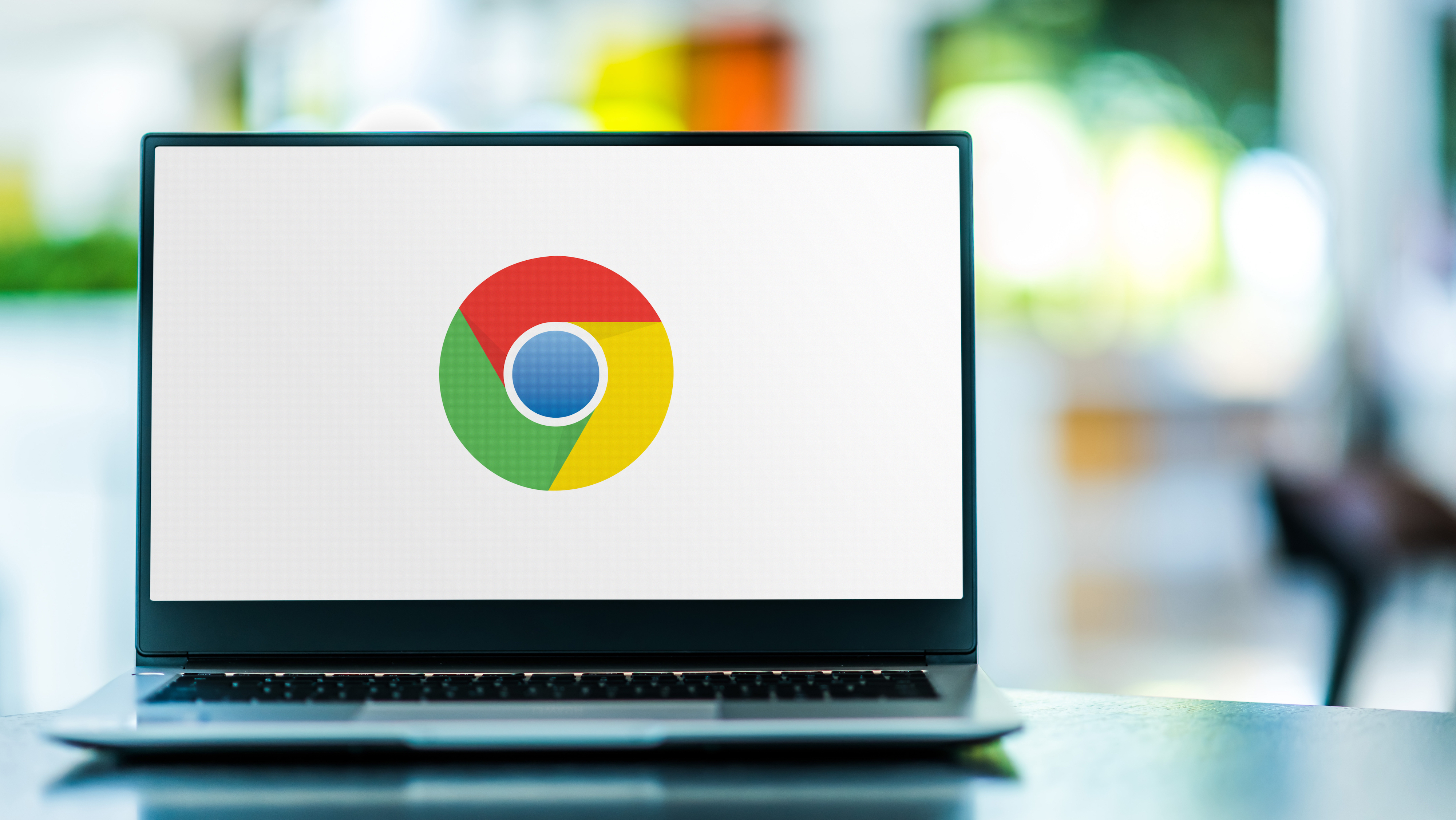 und Bild des Google Chrome-Logos auf einem Laptop