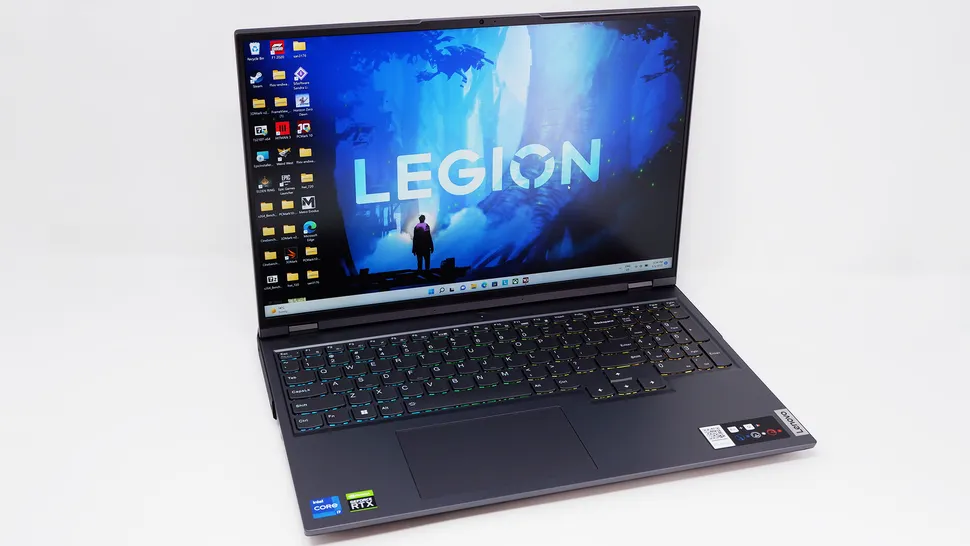Игровой ноутбук Lenovo Legion 5 Pro 16 на белом фоне