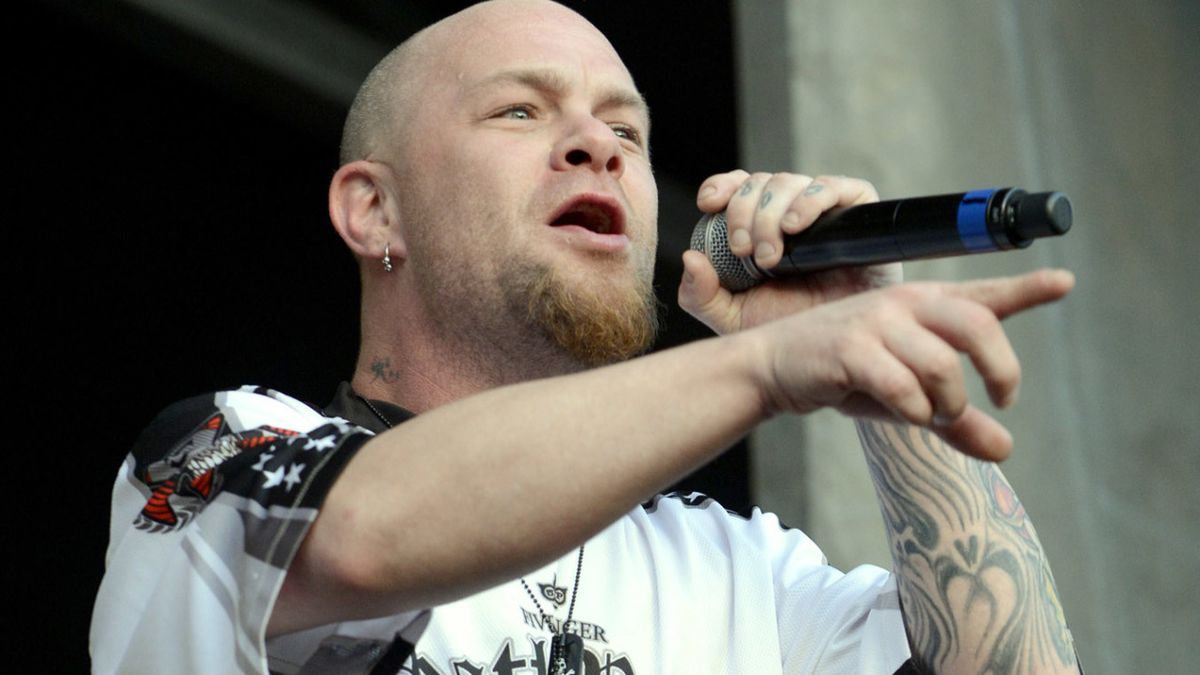 Ivan moody. Five finger Death Punch вокалист. Five finger Death Punch Айвен Муди. Five finger Death Punch солист. Фил Лабонте Айвен Муди.