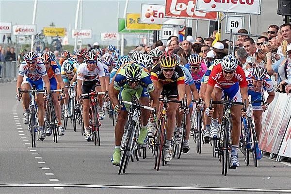 Daniele Bennati (Liquigas) gives it solid gas all the way to line.