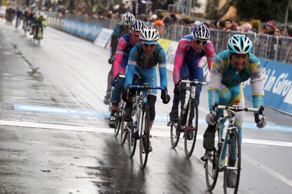Alessandro Petacchi (Lampre-Farnese Vini) rides in the midst of a small group