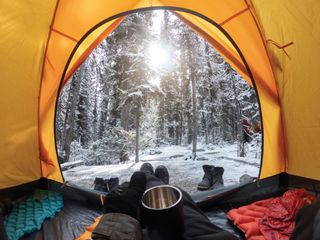 winter sleeping bag: tent in winter