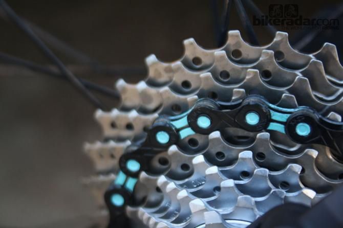 A special edition KMC chain in Bianchi celeste colours