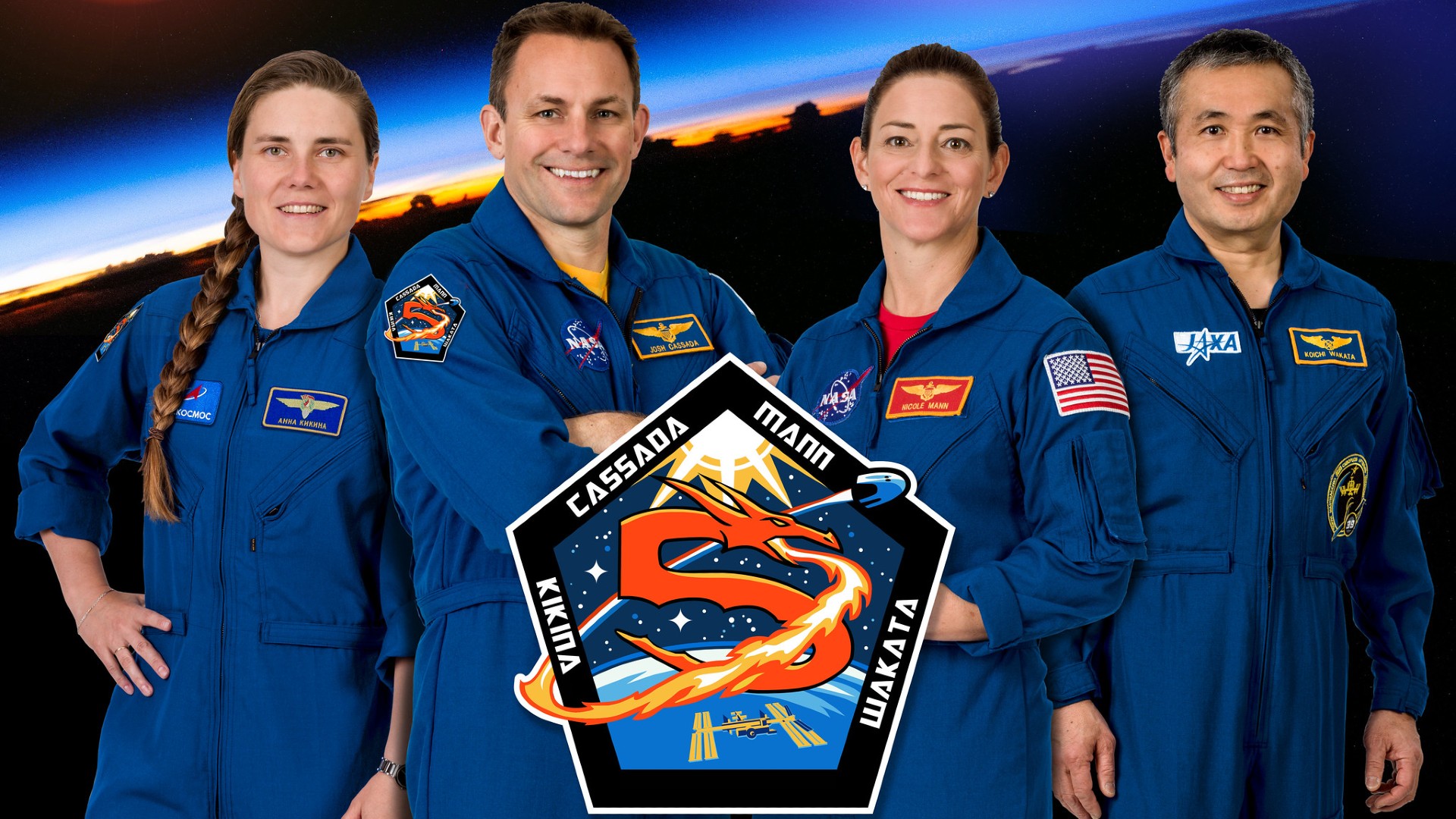 Het officiële bemanningsportret voor de Crew-5-missie van SpaceX.  Van links naar rechts Anna Kikina, missiespecialist;  Josh Cassada, piloot;  Nicole Mann, ruimtevaartuigcommandant;  en Koichi Wakata, missiespecialist.