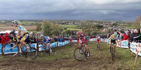 Bart Wellens (Telenet-Fidea) leads the chase group