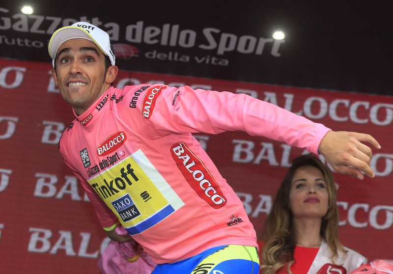 Alberto Contador heaves the bouquet into the crowd