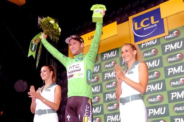 Stage 11 winner Mark Cavendish takes over the green jersey from Philippe Gilbert.