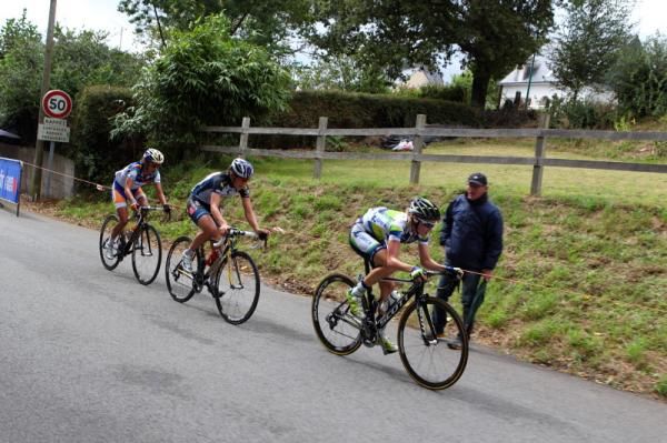 Tiffany Cromwell (Orica - AIS presented by GreenEdge) leads the break of Elisa Longo Borghini (Hitec Products - Mistral Home) and Marianne Vos (Rabo Women)