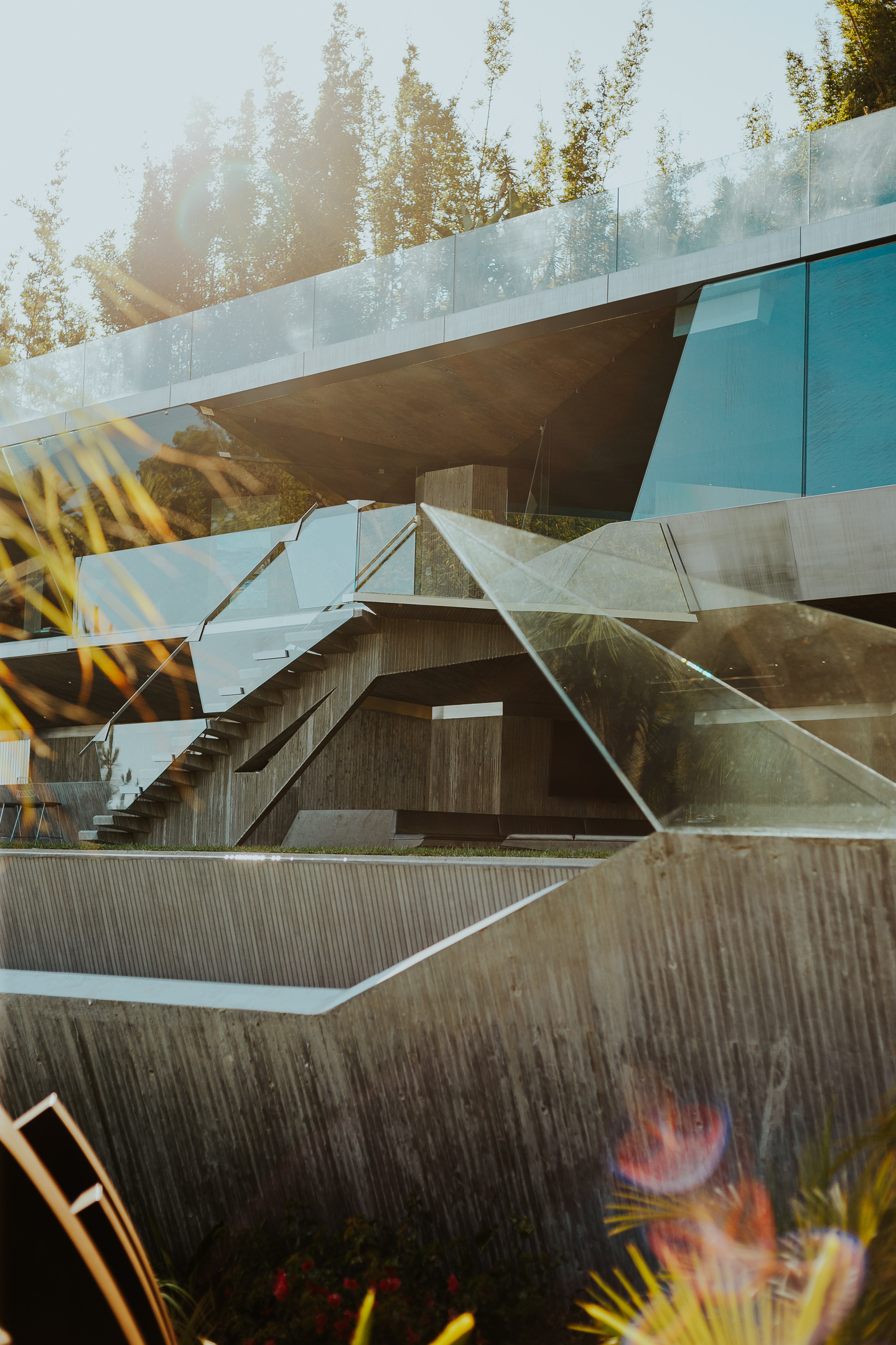 Sheats-Goldstein Residence in LA with its concrete sloped roof, pool and green open grounds