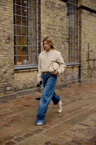 The influencer carries a butter yellow bag.