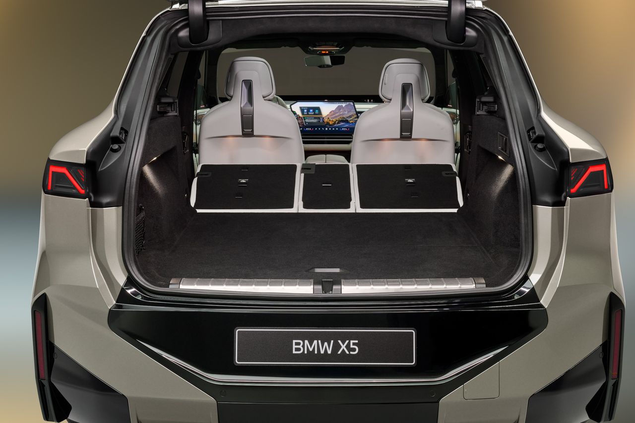 Interior accommodation in the new BMW X5