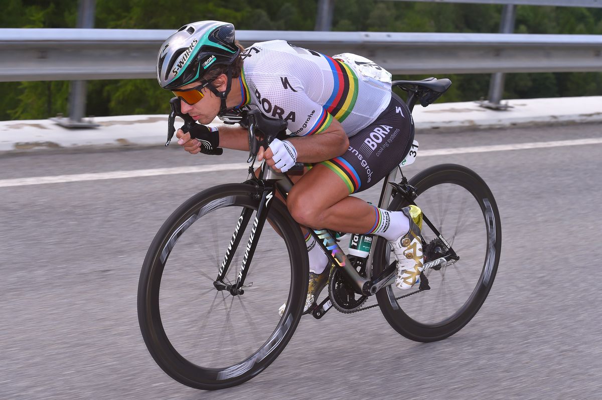 Peter Sagan (Bora-Hansgrohe) tucks in the the descent