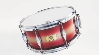 Drums are constructed from eastern mahogany and feature a two-tone high-gloss lacquer finish
