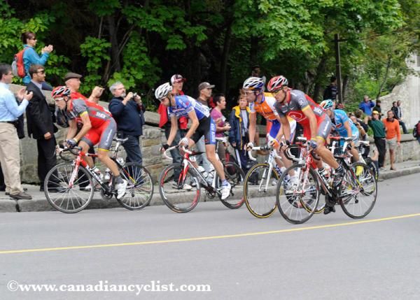 The break hits the climb up Cote de la Montagne
