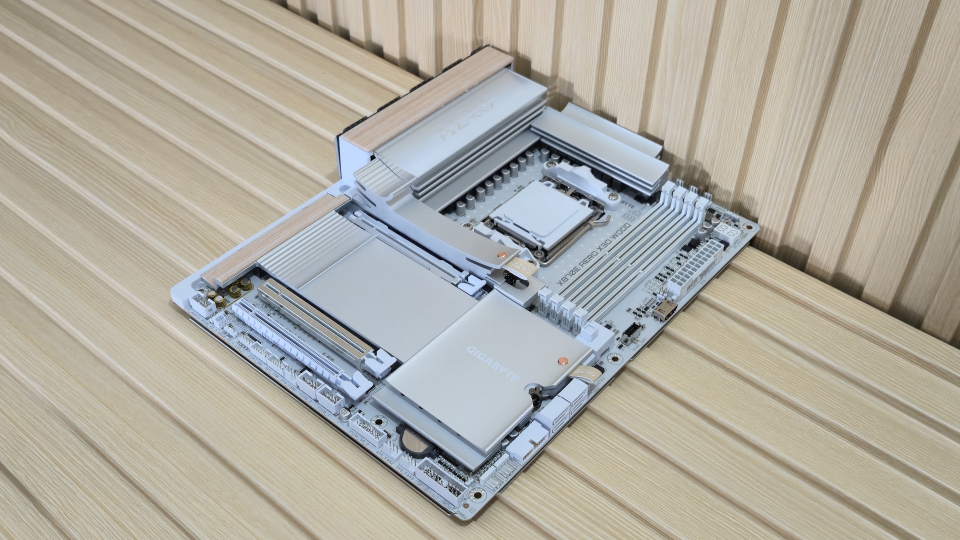 جيجابايت X870E Aero Wood - صور اللوحة