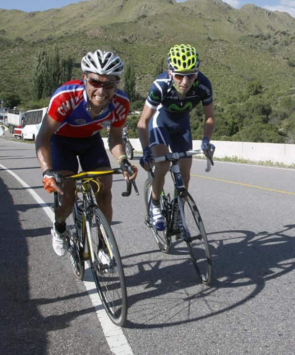 Marco Arriagada (Chile) and Xavier Tondo (Movistar) approach the finish line.
