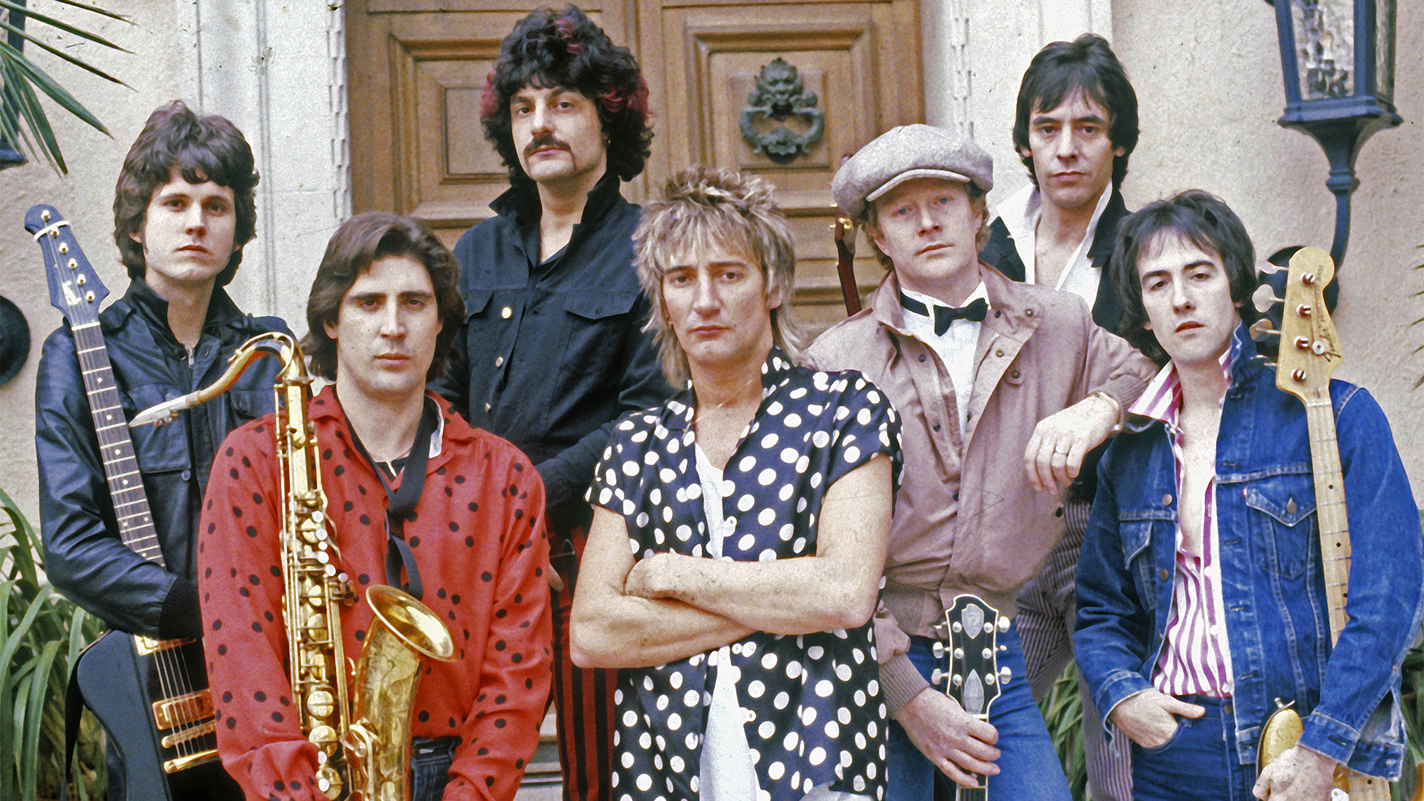Rod Stewart with band members at the front entrance of his Beverly Hills.mansion in 1985. (from left) Danny Johnson, Jim Zavala, Carmine Appice, Rod, Jim Cregan, Robin Le Measurer, Jay Davis.