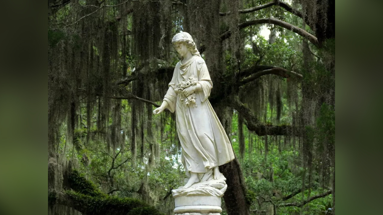 Home to dozens of celebrated haunted houses and hundreds of ghost sighting, Savannah is often called 